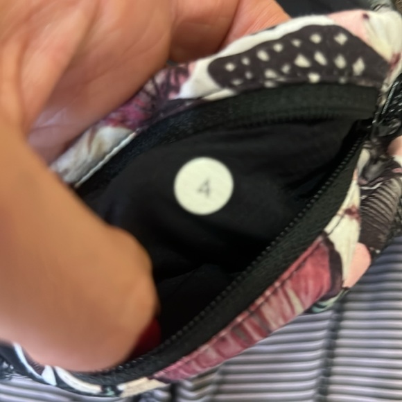 Lululemon leggings size 4 - Picture 5 of 5